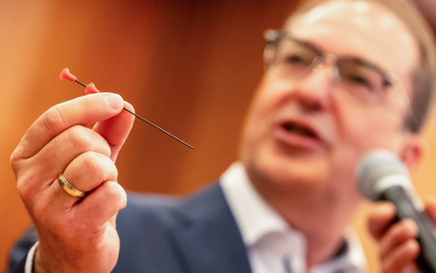 So sieht der Nadelrevolver aus.  - Foto: Michael Kappeler/dpa