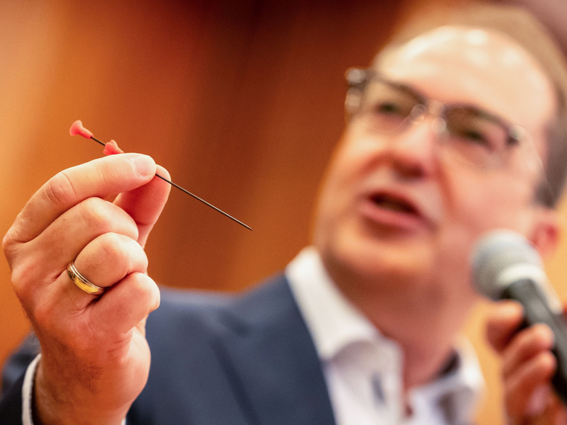 So sieht der Nadelrevolver aus.  - Foto: Michael Kappeler/dpa