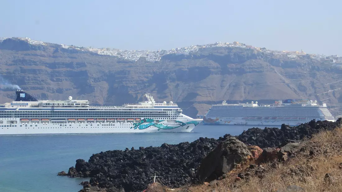 Die griechische Insel Santorini gilt als Kreuzfahrt-Mekka. (Archivfoto)  - Bild: Cindy Riechau/dpa