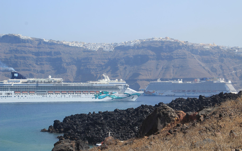 Die griechische Insel Santorini gilt als Kreuzfahrt-Mekka. (Archivfoto)  - Foto: Cindy Riechau/dpa