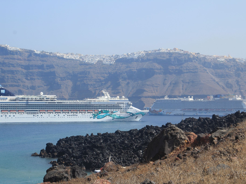 Die griechische Insel Santorini gilt als Kreuzfahrt-Mekka. (Archivfoto)  - Foto: Cindy Riechau/dpa