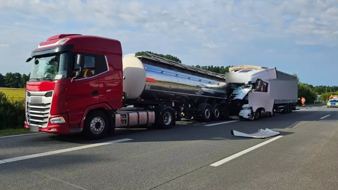 POL-ROW: ++ Zeugen gesucht: Schwerer Unfall auf der A 1 bei Gyhum ++ - Bild: presseportal.de