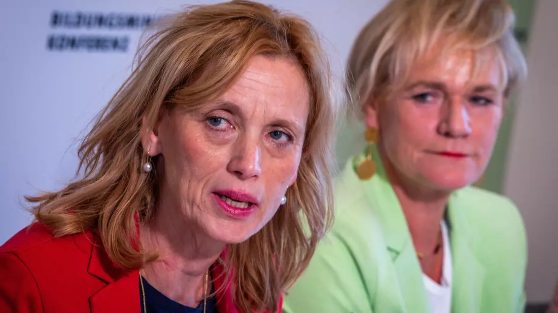 Eine Expertenkommission soll nach Vorstellungen von Bundesbildungsministerin Karin Prien (CDU, l) dabei helfen, Kinder besser vor Risiken durch die Nutzung von Handys und Social Media zu schützen. - Bild: Jens Büttner/dpa