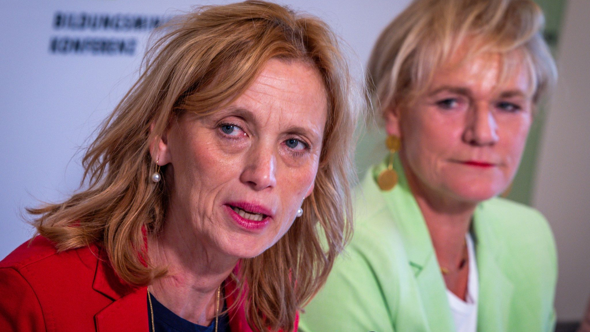 Eine Expertenkommission soll nach Vorstellungen von Bundesbildungsministerin Karin Prien (CDU, l) dabei helfen, Kinder besser vor Risiken durch die Nutzung von Handys und Social Media zu schützen. - Foto: Jens Büttner/dpa