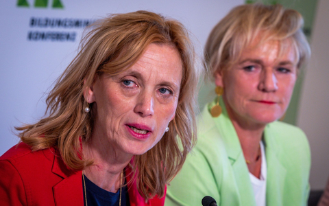 Eine Expertenkommission soll nach Vorstellungen von Bundesbildungsministerin Karin Prien (CDU, l) dabei helfen, Kinder besser vor Risiken durch die Nutzung von Handys und Social Media zu schützen. - Foto: Jens Büttner/dpa