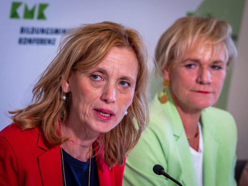 Eine Expertenkommission soll nach Vorstellungen von Bundesbildungsministerin Karin Prien (CDU, l) dabei helfen, Kinder besser vor Risiken durch die Nutzung von Handys und Social Media zu schützen. - Foto: Jens Büttner/dpa