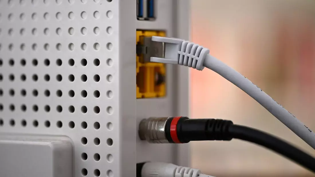 Ein LAN-Kabel in einem Router - mancherorts sind die Internetverbindungen besser geworden.  - Bild: Wolf von Dewitz/dpa
