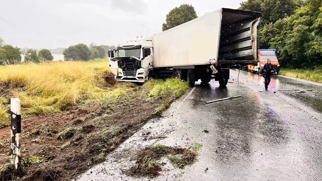 FW Xanten: Kollision zweier LKW in Birten - Bild: presseportal.de