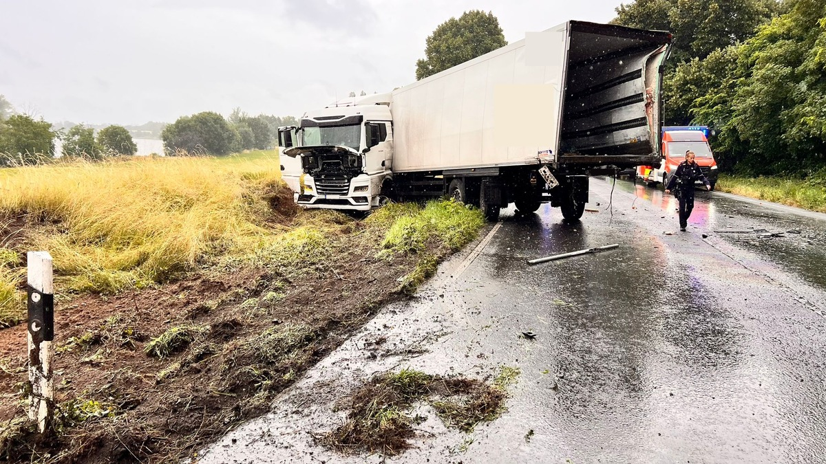 FW Xanten: Kollision zweier LKW in Birten - Foto: presseportal.de
