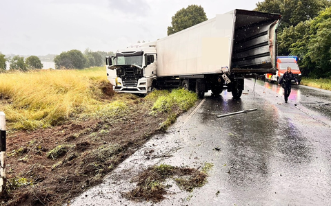 FW Xanten: Kollision zweier LKW in Birten - Foto: presseportal.de