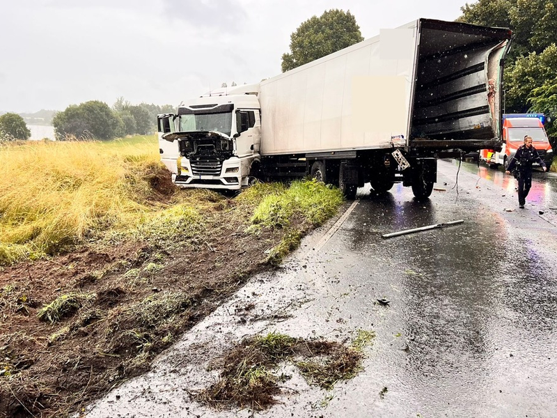 FW Xanten: Kollision zweier LKW in Birten - Foto: presseportal.de