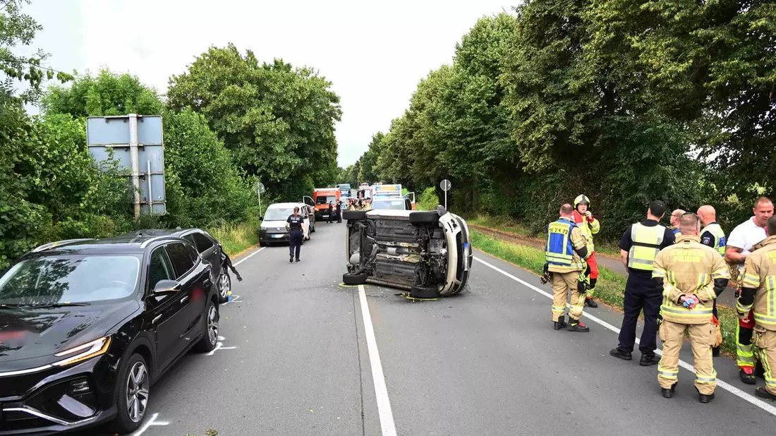 FW Pulheim: Verkehrsunfall auf Landstraße in Brauweiler - Drei Verletzte - Bild: presseportal.de