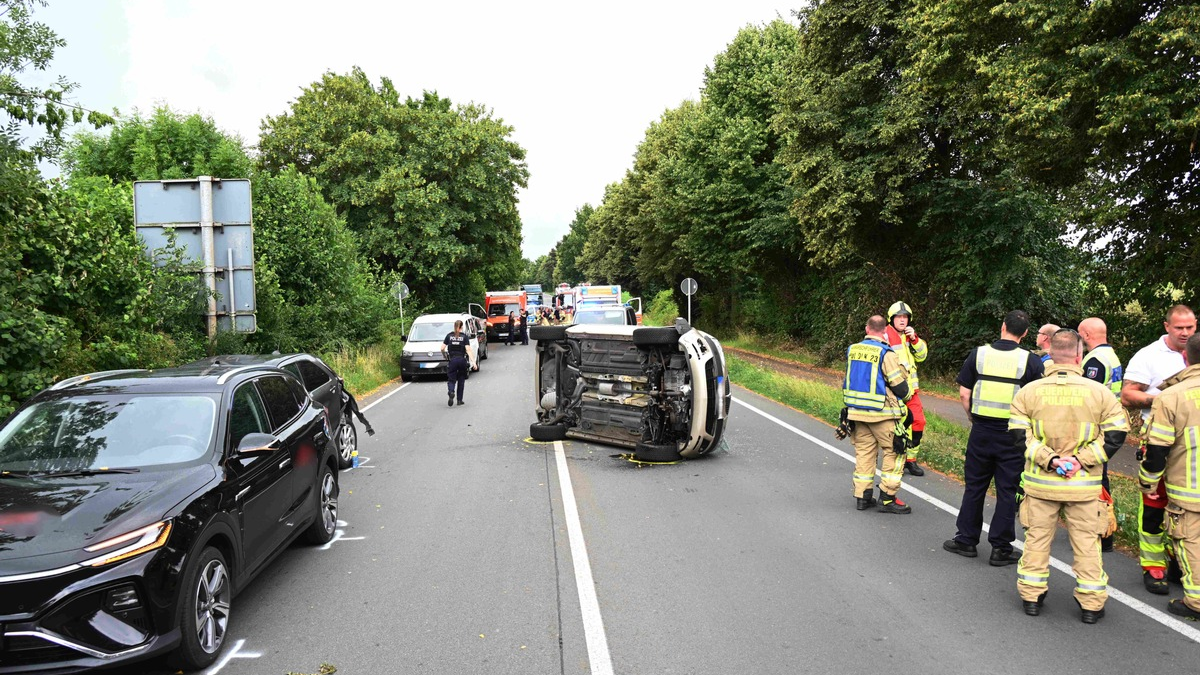 FW Pulheim: Verkehrsunfall auf Landstraße in Brauweiler - Drei Verletzte - Foto: presseportal.de