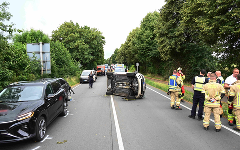 FW Pulheim: Verkehrsunfall auf Landstraße in Brauweiler - Drei Verletzte - Foto: presseportal.de