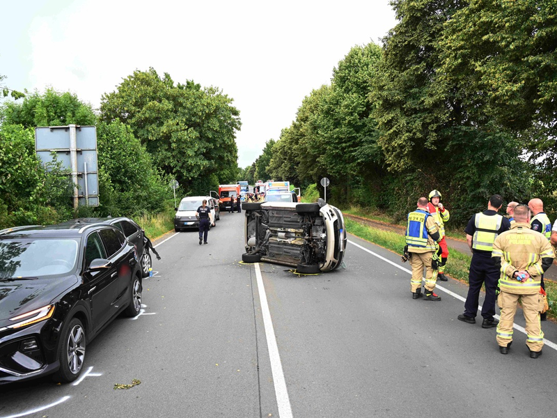 FW Pulheim: Verkehrsunfall auf Landstraße in Brauweiler - Drei Verletzte - Foto: presseportal.de