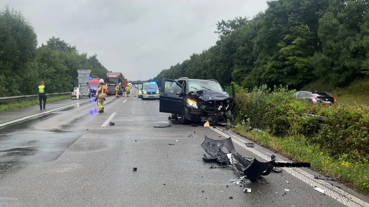 FW Alpen: Zwei Verkehrsunfälle auf der A57 mit mehreren verletzten Personen - Foto: presseportal.de