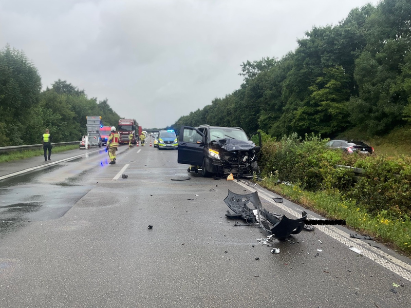 FW Alpen: Zwei Verkehrsunfälle auf der A57 mit mehreren verletzten Personen - Foto: presseportal.de