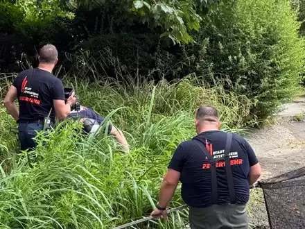 Feuerwehr MTK: Drei Einsätze an einem Tag: Gebäudebrand, Tierrettung und Aufzugsrettung - Foto: presseportal.de