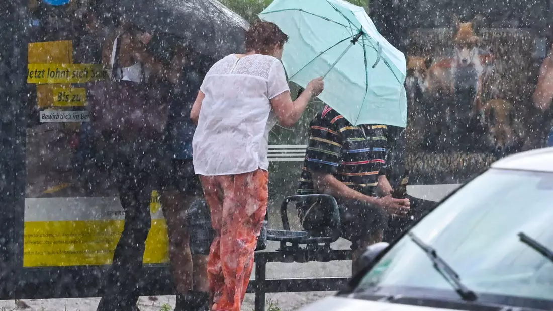 In Berlin gab es Sturmböen und starke Regengüsse. - Bild: Jens Kalaene/dpa