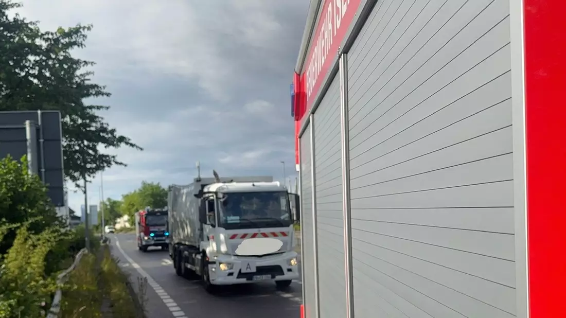 FW-MK: Feuerwehr eskortiert rauchenden Müllwagen durchs Stadtgebiet - Bild: presseportal.de