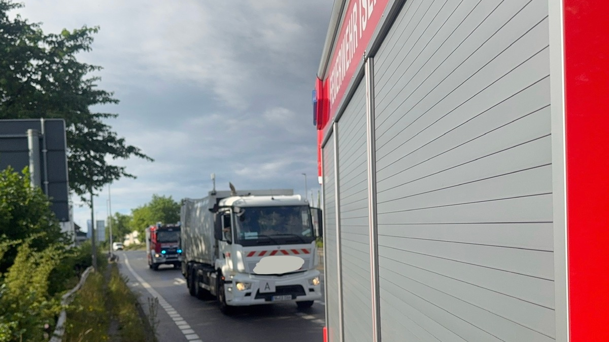 FW-MK: Feuerwehr eskortiert rauchenden Müllwagen durchs Stadtgebiet - Foto: presseportal.de