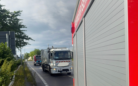 FW-MK: Feuerwehr eskortiert rauchenden Müllwagen durchs Stadtgebiet - Foto: presseportal.de