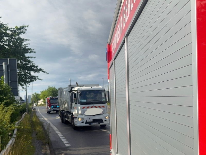 FW-MK: Feuerwehr eskortiert rauchenden Müllwagen durchs Stadtgebiet - Foto: presseportal.de
