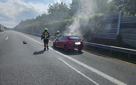 FW-ROW: Brennender PKW auf Standstreifen - Foto: presseportal.de