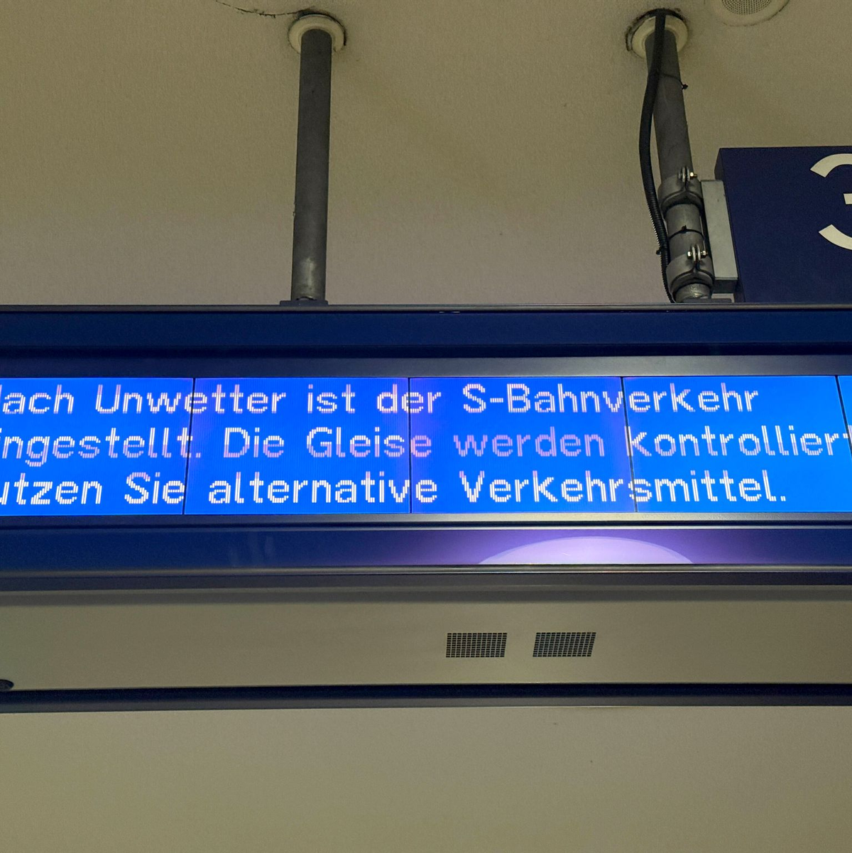 Am Abend nahmen erste S-Bahnlinien den Betrieb wieder auf. - Foto: Paul Zinken/dpa