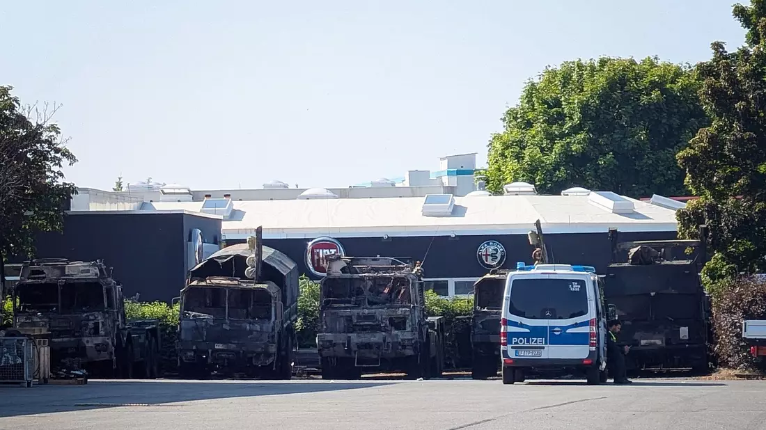 Sind diese Lastwagen von russischen Akteuren in Brand gesetzt worden? Die Staatsanwaltschaft ermittelt.  - Bild: Martin Wichmann/WichmannTV/dpa