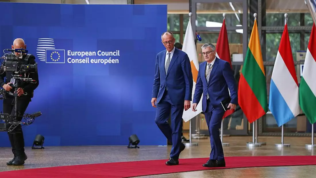 Friedrich Merz und Stefan Kornelius am 26.06.2025 - Bild: über dts Nachrichtenagentur