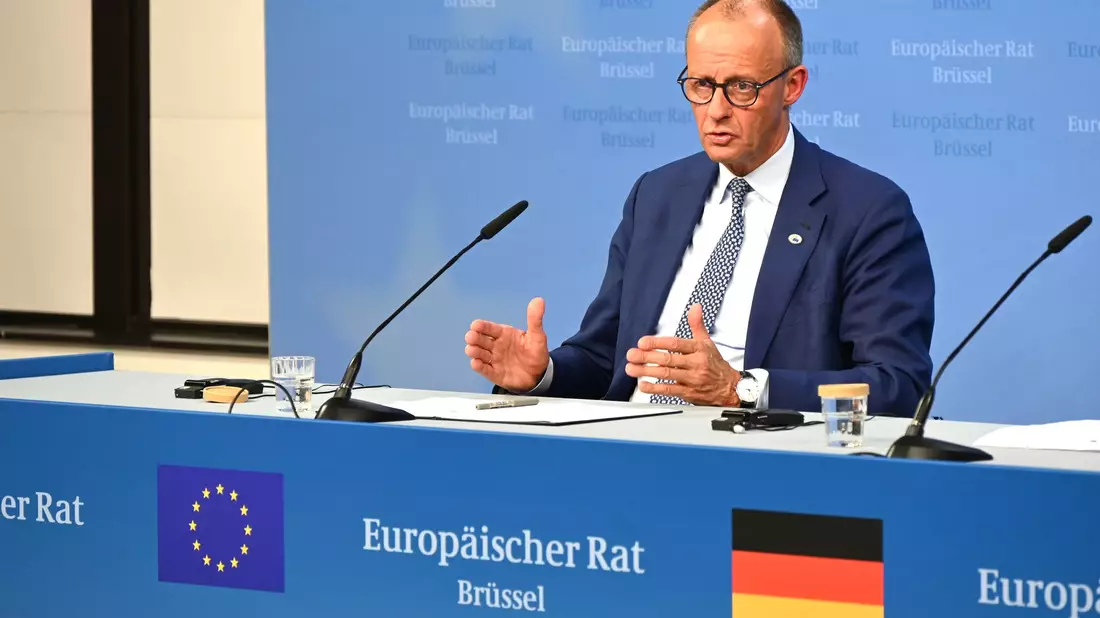 Kanzler Friedrich Merz sieht durch die US-Zölle deutsche Unternehmen in Gefahr. - Bild: Ansgar Haase/dpa