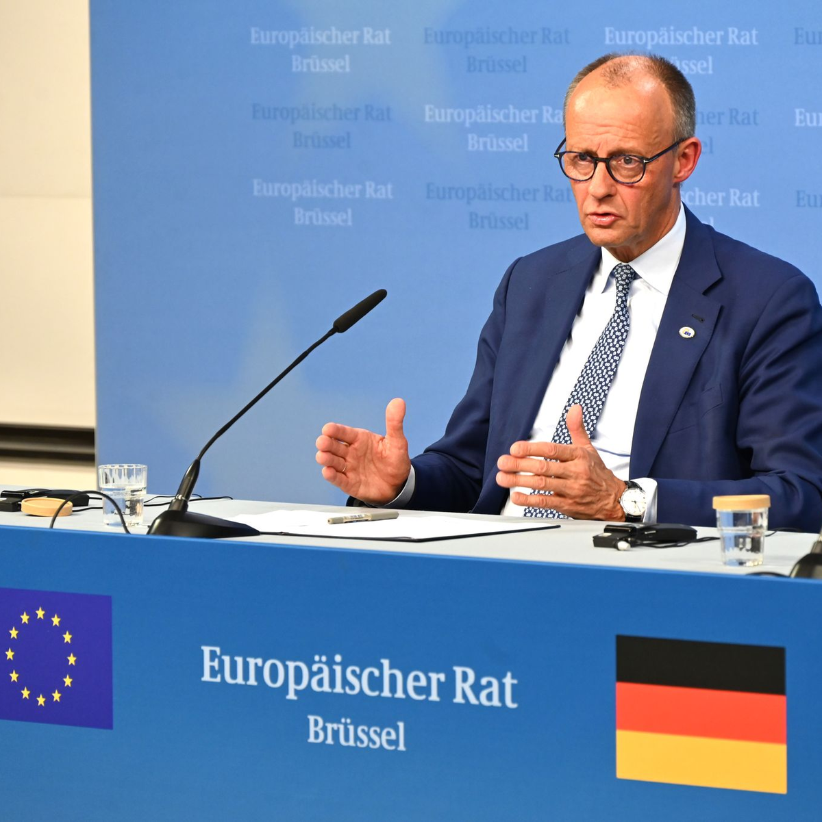 Hat sich «ausgesprochen wohl gefühlt»: Bundeskanzler Friedrich Merz bei seinem ersten EU-Gipfel in Brüssel. - Foto: Ansgar Haase/dpa