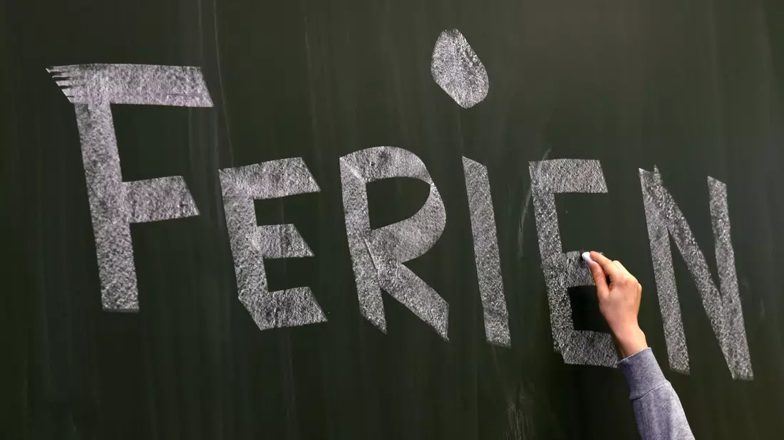 Als erste starten die Kinder in drei ostdeutschen Bundesländern. (Symbolbild) - Bild: Ralf Hirschberger/dpa