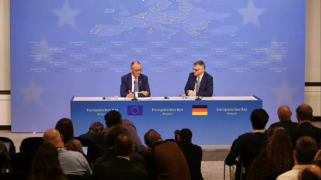 Friedrich Merz und Stefan Kornelius am 26.06.2025 - Bild: über dts Nachrichtenagentur