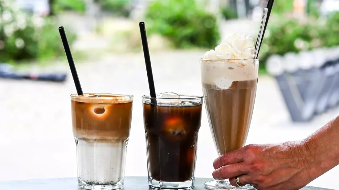 Iced Latte (also geeister Milchkaffee) und Iced Coffee sind puristischer als der sahnige Wiener Eiskaffee, der früher der Inbegriff von Eiskaffee in Deutschland war. - Bild: Jens Kalaene/dpa