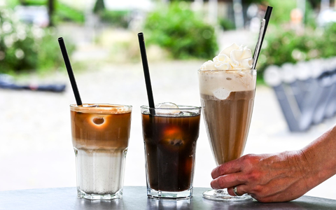 Iced Latte (also geeister Milchkaffee) und Iced Coffee sind puristischer als der sahnige Wiener Eiskaffee, der früher der Inbegriff von Eiskaffee in Deutschland war. - Foto: Jens Kalaene/dpa