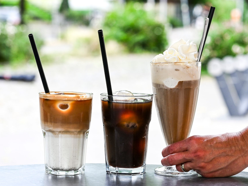 Iced Latte (also geeister Milchkaffee) und Iced Coffee sind puristischer als der sahnige Wiener Eiskaffee, der früher der Inbegriff von Eiskaffee in Deutschland war. - Foto: Jens Kalaene/dpa