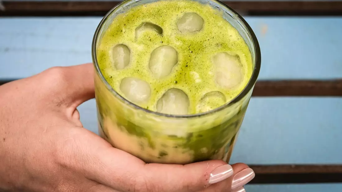 Iced Matcha Latte ist inzwischen für viele eine Alternative zu Eiskaffee (welcher Art auch immer). - Bild: Jens Kalaene/dpa