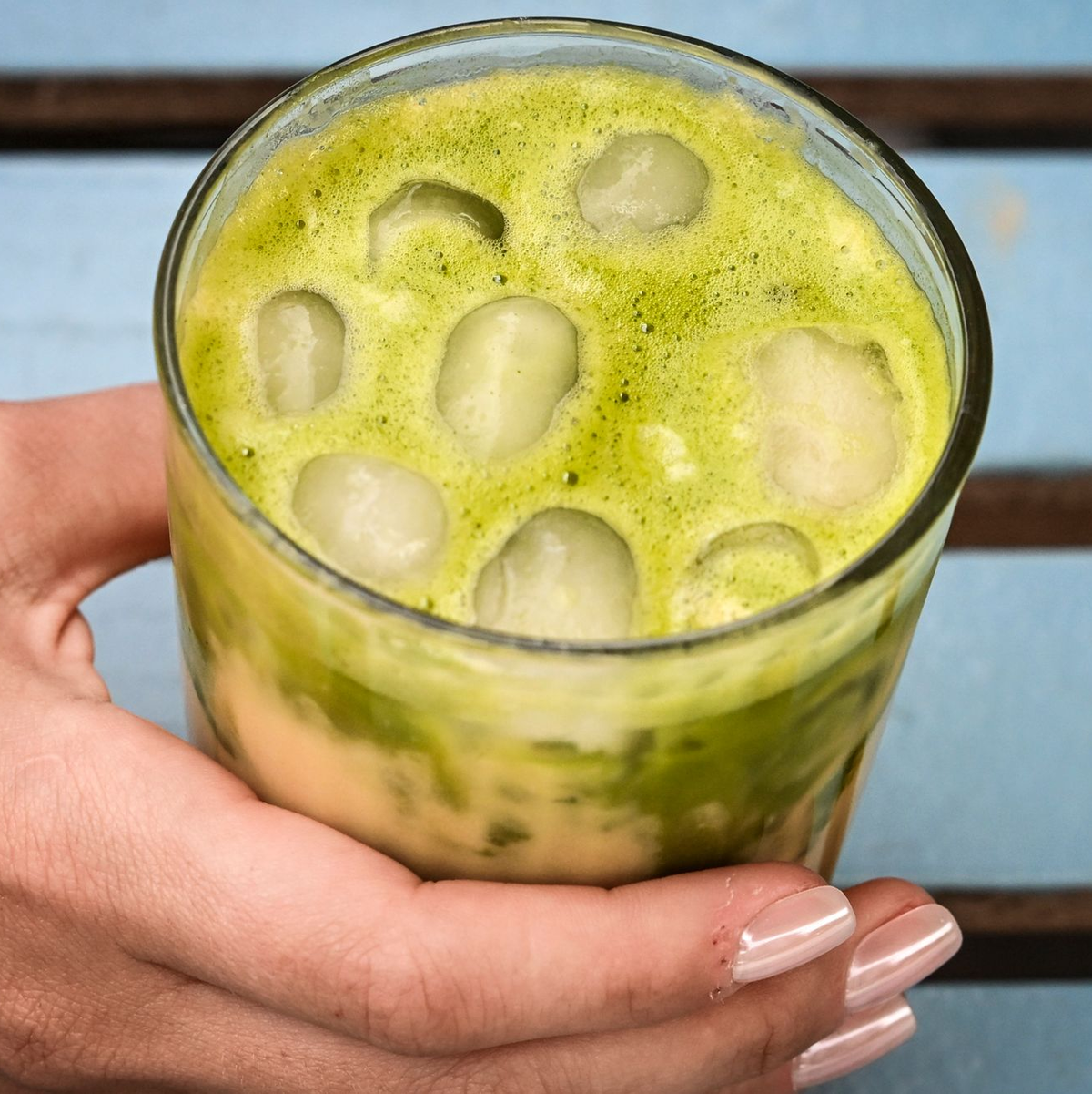 Iced Matcha Latte ist inzwischen für viele eine Alternative zu Eiskaffee (welcher Art auch immer). - Foto: Jens Kalaene/dpa