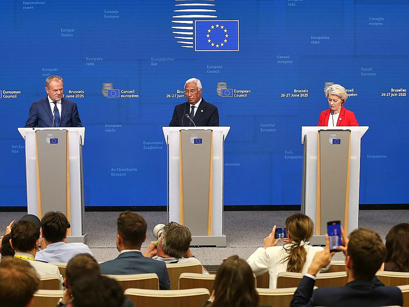 Donald Tusk, António Costa, Ursula von der Leyen am 27.06.2025 - Foto: über dts Nachrichtenagentur