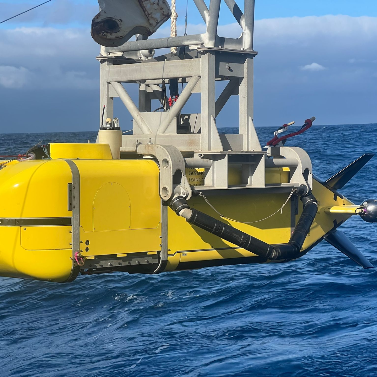 Bereits mehr als 1.000 Fässer mit Atommüll sind im Suchgebiet gefunden worden. - Foto: -/Flotte Océanographique Française/dpa