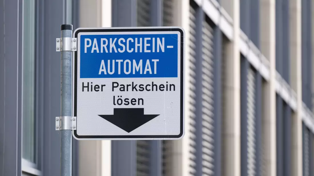 Die falschen QR-Codes werden auf Parkscheinautomaten geklebt. (Symbolbild)  - Bild: Sebastian Kahnert/dpa
