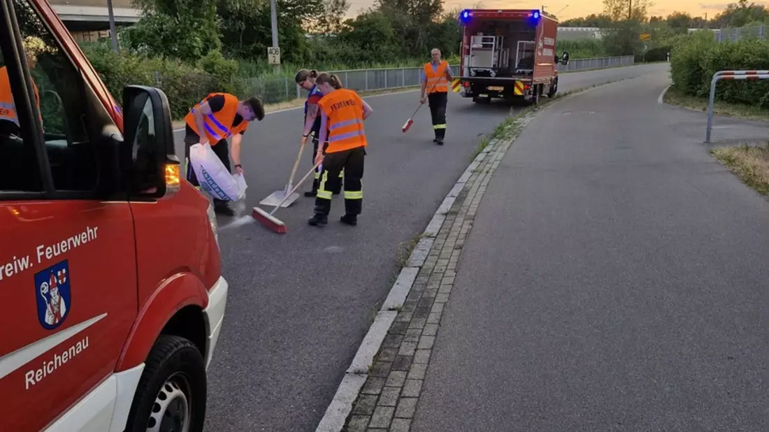 FW Reichenau: PKW verliert auf dem gesamten Gemeindegebiet Betriebsstoffe, Reichenau, 26.06.2025 - Bild: presseportal.de
