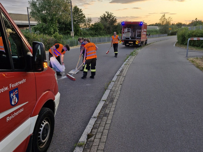 FW Reichenau: PKW verliert auf dem gesamten Gemeindegebiet Betriebsstoffe, Reichenau, 26.06.2025 - Foto: presseportal.de