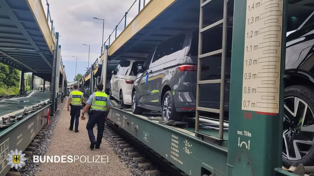 Bundespolizeidirektion München: Diebstahl aus Autozug / Tatverdächtige nach skurriler Flucht gestellt - Bild: presseportal.de