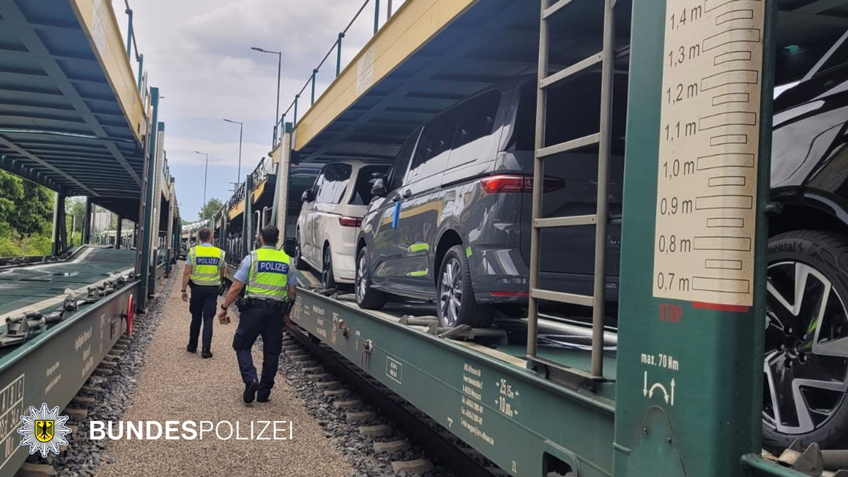 Bundespolizeidirektion München: Diebstahl aus Autozug / Tatverdächtige nach skurriler Flucht gestellt - Foto: presseportal.de