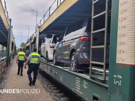 Bundespolizeidirektion München: Diebstahl aus Autozug / Tatverdächtige nach skurriler Flucht gestellt - Foto: presseportal.de