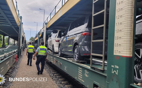 Bundespolizeidirektion München: Diebstahl aus Autozug / Tatverdächtige nach skurriler Flucht gestellt - Foto: presseportal.de