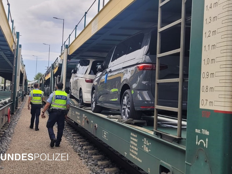 Bundespolizeidirektion München: Diebstahl aus Autozug / Tatverdächtige nach skurriler Flucht gestellt - Foto: presseportal.de